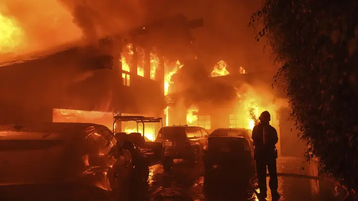 Firefighters struggle to contain fast-moving Malibu wildfire, prompting evacuation orders